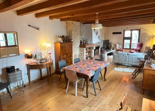 une salle à manger avec une table et des chaises dans une pièce dans l'établissement Superbe Chalet au calme, jardin et parking près de Paris, à Fontenay-sous-Bois
