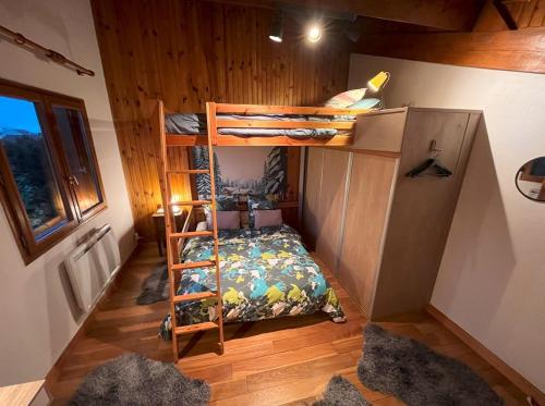 a bunk bed in a room with a bed at Superbe Chalet au calme, jardin et parking près de Paris in Fontenay-sous-Bois