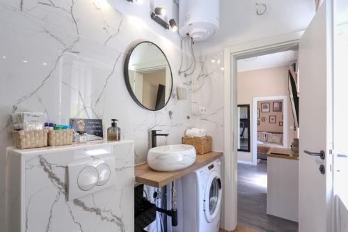 a white laundry room with a washer and dryer at Casa Lorela in Sali