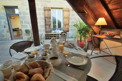 - une table avec une assiette de pain dans l'établissement Hôtel SPA Le Miel des Muses, à Brive-la-Gaillarde