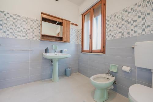 a bathroom with a toilet and a sink at Residence Gerlin - 10 minuti da Valdobbiadene & Parking in Colbertaldo