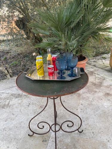 a tray with drinks and drinks on a table at Domaine Spa Perret-3Ha-Château ArtDéco MasterSuite B&B ou Gîte de Charme-À3Mn Giverny-Jardins Monet-Le Vexin-Piscine Chauffée en Haute Saison-Aire Enfants-PingPong-Options Dîner-Billard-Massage-Yoga-Coaching-Fitness-Sauna-Hammam-Promo2Nuits Jacuzzi inclus in Sainte-Geneviève-lès-Gasny