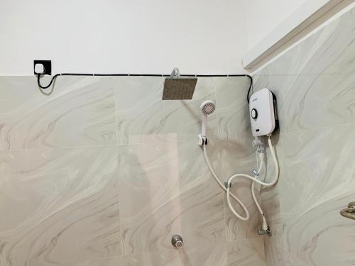 Ένα μπάνιο στο No Brand Villa