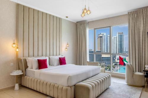 Postel nebo postele na pokoji v ubytování Durrani Homes - Lavish 3BR Besides Burj Khalifa and Fountain view