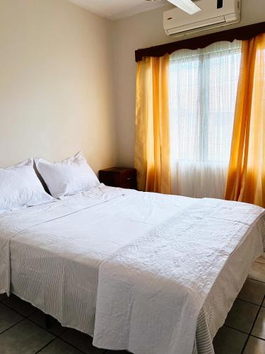 Ένα ή περισσότερα κρεβάτια σε δωμάτιο στο Capital Escape - Charming bungalow with WiFi & AC