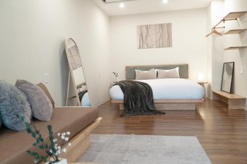 Ένα ή περισσότερα κρεβάτια σε δωμάτιο στο Cozy Homey Studios - Hoi an Coco Forest