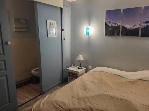 a bedroom with a bed and a bathroom with a toilet at Maison Le Touquet in Le Touquet-Paris-Plage