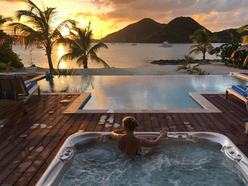 Luxurious Beachfront Villa Jolly Harbour