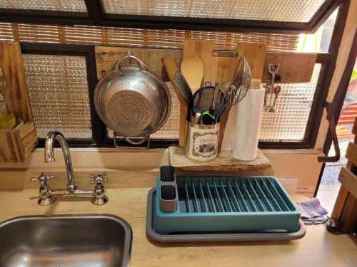 a kitchen counter with a sink and a cutting board at La casita del colibri in Córdoba
