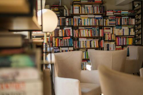 a library with rows of chairs and books at Azores Book Hotel in Angra do Heroísmo