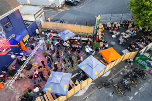 an overhead view of a crowd of people at an event at La Chaumière in Nantes