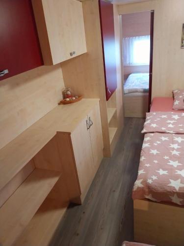 a small room with a bed and a desk at Hiška La Vita Kamp Terme 3000 Moravske Toplice vključeno 3x KOLO Športni rekviziti, Igrače in Moravske Toplice