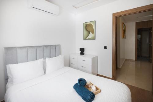 a bedroom with a bed with a teddy bear on it at Résidence privée Marrakech -Piscine-Parking in Marrakech