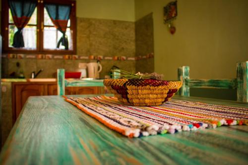 una mesa con una cesta encima de una mesa en Chacra CheSuiza, en Epuyén