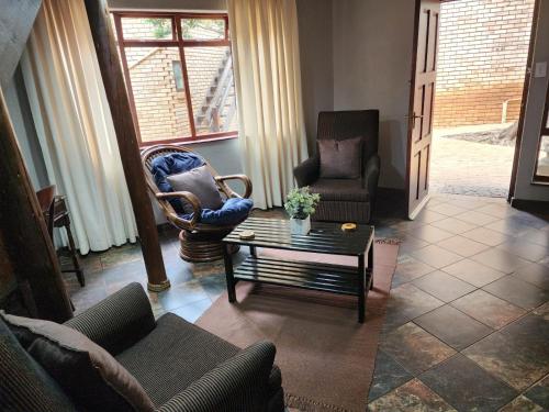 Χώρος καθιστικού στο Goodnight Guest Lodge
