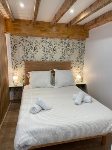 a bedroom with a bed with two towels on it at Studio COZY avec jardin au centre ville d'Hendaye à 10 minutes d'Espagne in Hendaye