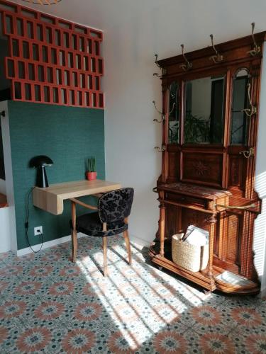 une pièce avec un bureau, une chaise et un miroir dans l'établissement Gîte cosy au coeur du Luberon, à Lagnes
