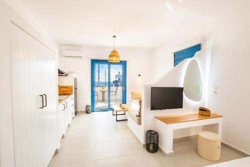TV a/nebo společenská místnost v ubytování Sea view deluxe studios
