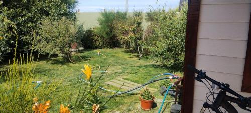 a view of a garden with a bike parked in the yard at Freedom GALLE in Río Gallegos