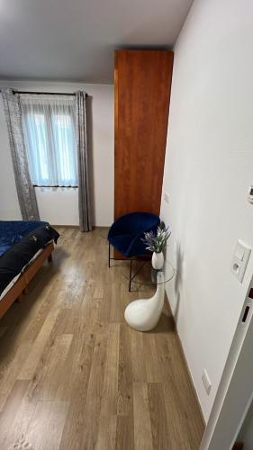 une chambre avec un lit et une chaise dedans dans l'établissement Maison Hyacinthe of Tournesol geniet in luxe, à Castelnaud-la-Chapelle