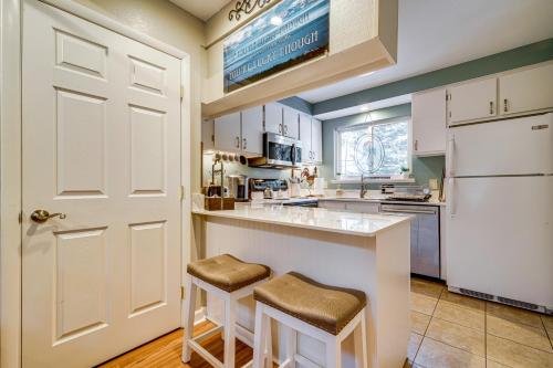 Η κουζίνα ή μικρή κουζίνα στο 1 Mi to Diamond Peak Ski Resort Condo with Pool
