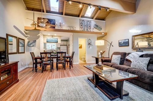 Χώρος καθιστικού στο 1 Mi to Diamond Peak Ski Resort Condo with Pool