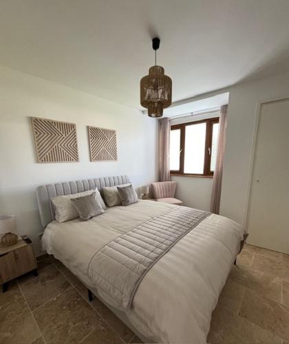 une chambre avec un grand lit dans une pièce dans l'établissement Modern 2 Bed Bungalow situated in Rives Villereal, à Rives
