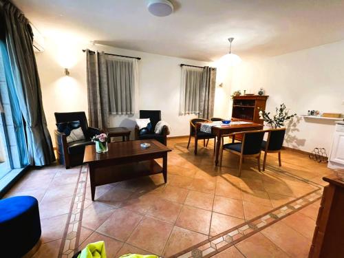 Afbeelding uit fotogalerij van Maison Hyacinthe of Tournesol geniet in luxe in Castelnaud La Chapelle