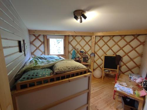 une chambre avec un lit dans une pièce en bois dans l'établissement Yourte contemporaine, à Geishouse
