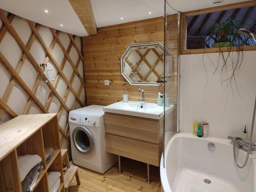 une salle de bain avec un lavabo et une machine à laver dans l'établissement Yourte contemporaine, à Geishouse