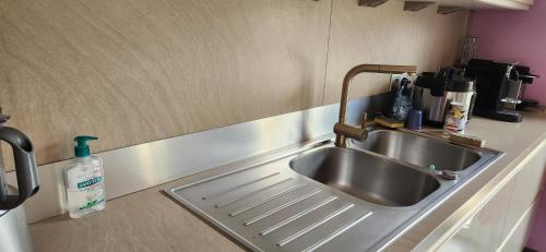 - un évier de cuisine avec un robinet sur un comptoir dans l'établissement A nice villa with pool and spa, cool garden!, à Laroque-des-Albères