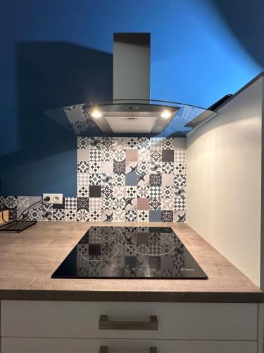 - une cuisine avec une cuisinière dans une chambre dans l'établissement Le Loft des toits de Vernet, à Vernet-les-Bains