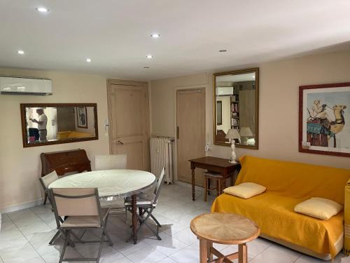 un salon avec un canapé jaune et une table dans l'établissement Climatisé, proche Palais des Festivals et des plages, à Cannes