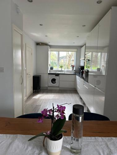 Μια τηλεόραση ή/και κέντρο ψυχαγωγίας στο Room in London