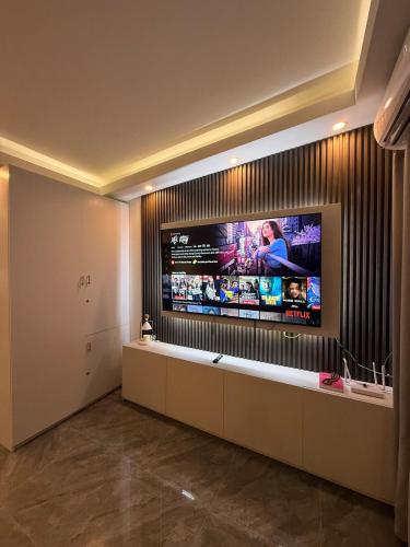 TV a/nebo společenská místnost v ubytování Evara Space Pampanga
