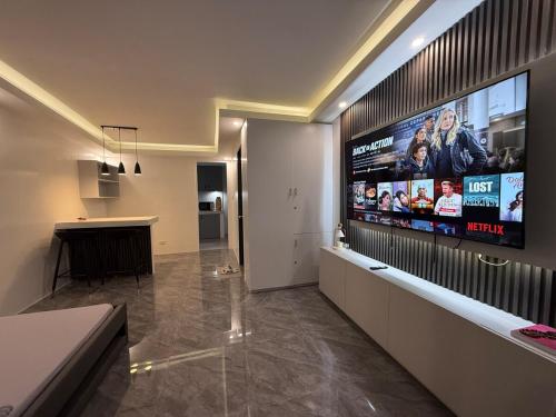 TV a/nebo společenská místnost v ubytování Evara Space Pampanga