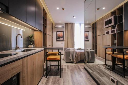 une cuisine avec un évier et un plan de travail dans l'établissement Vinhomes Greenbay Me Tri - Luxury, Garden Apartment in Hanoi, à Hanoï