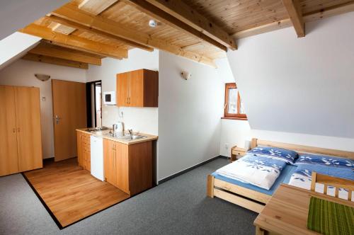 een slaapkamer met een bed en een wastafel in een kamer bij Penzion U Boženky in Rožnov pod Radhoštěm