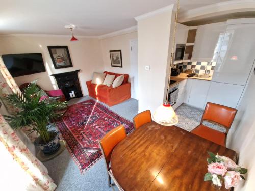 a living room with a dining room table and a kitchen at Charming Apartment near Kings Cross in London