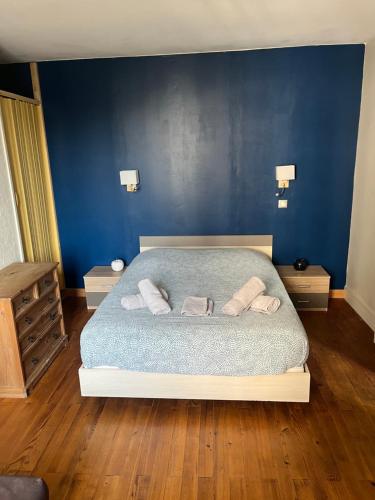 une chambre avec un lit avec deux serviettes dessus dans l'établissement Appartement Cosy entre port et plage, à Dieppe