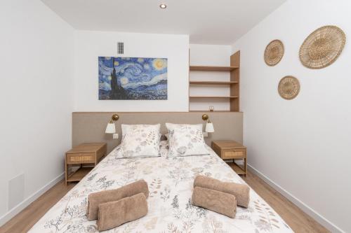 - une chambre avec un lit et deux chaises dans l'établissement CASTEL II - Agréable deux pièces - Menton Centre, à Menton