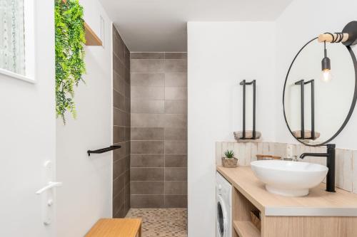 une salle de bain avec un lavabo blanc et un miroir dans l'établissement CASTEL II - Agréable deux pièces - Menton Centre, à Menton