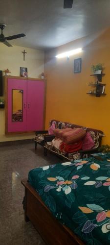 Ένα ή περισσότερα κρεβάτια σε δωμάτιο στο Eliza-Moses homestay