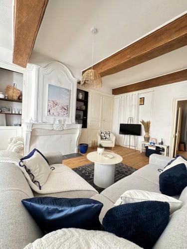 un salon avec un canapé et une table dans l'établissement Le Santorin, à Mâcon