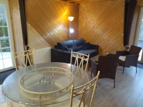 une salle à manger avec une table et des chaises en verre dans l'établissement Gîte 2 personnes Auderville La Hague sur le GR223, à Saint-Germain-des-Vaux