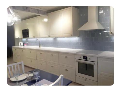 Kuchyň nebo kuchyňský kout v ubytování Cozy house with amazing year-around outdoor silver hot tub