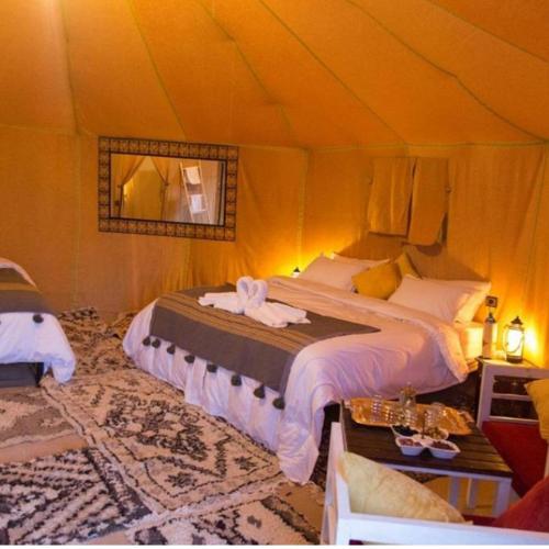 Sand Dunes Luxury Campにあるベッド