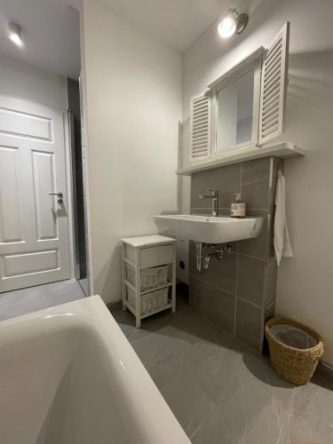 un bagno con una vasca bianca e un lavandino di Großes Naturidyll bei Berlin a Glienicke