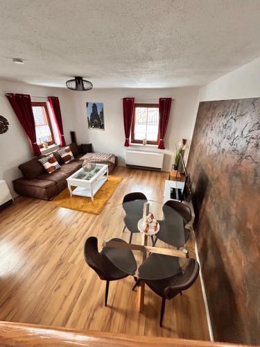 a living room with a table and chairs at Ferienwohnung mit Gartennutzung, Garage und Wallbox in Habrachćicy