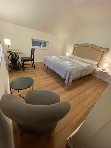 una camera da letto con un letto, una sedia e un tavolo di Großes Naturidyll bei Berlin a Glienicke